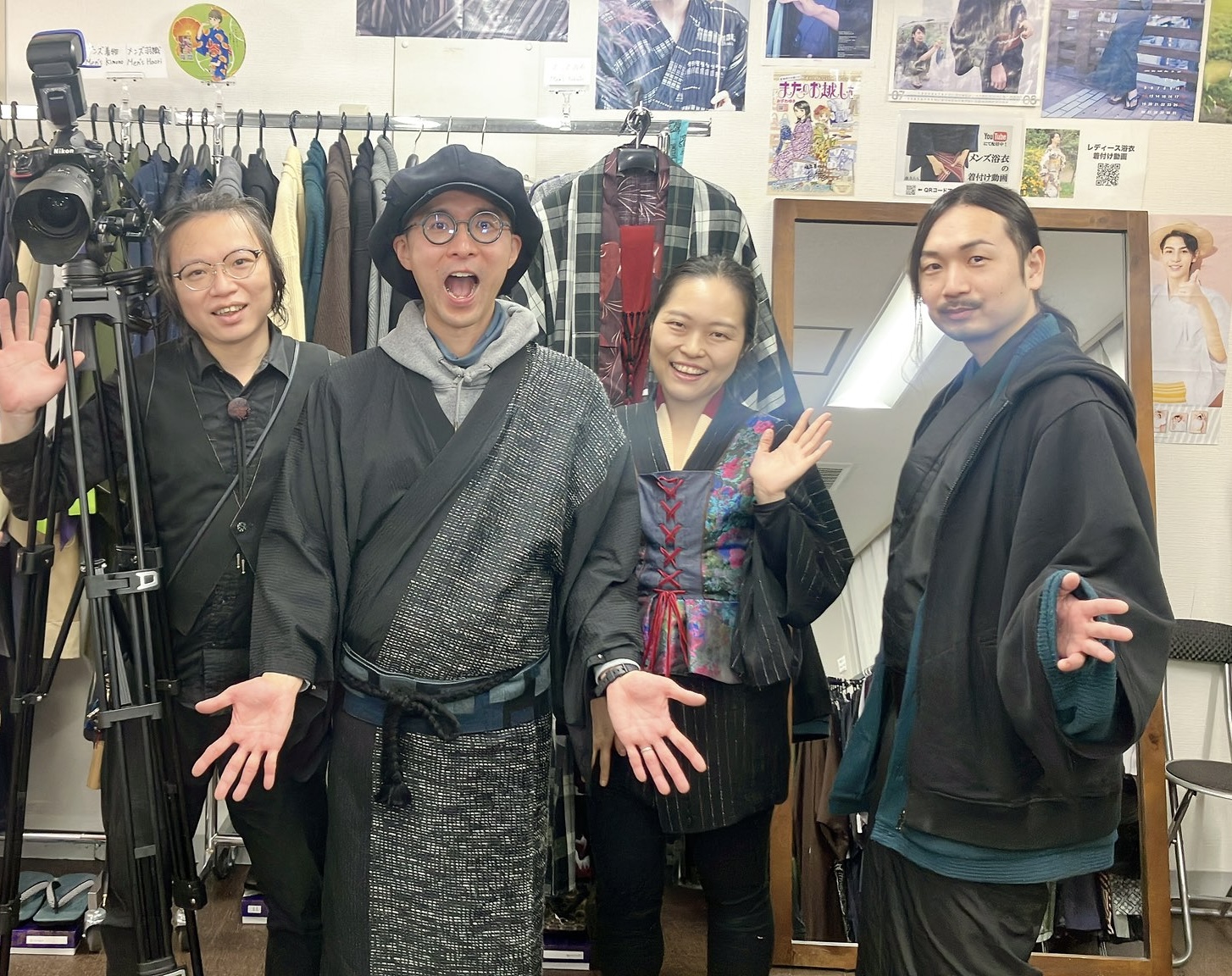 撮影の合間に談笑する藤木屋のスタッフとジパングゲートの制作チーム