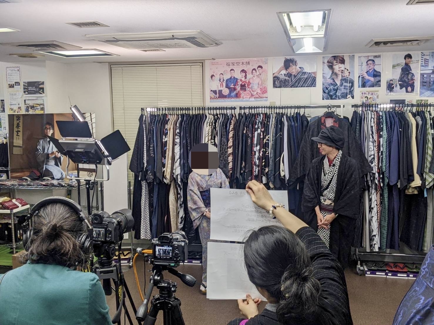 藤木屋の店舗内で動画撮影中のカメラマンとスタッフ